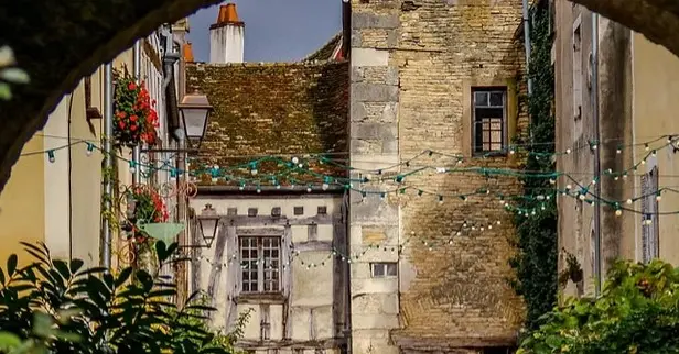 Village médiéval de Noyers-sur-Serein en Bourgogne