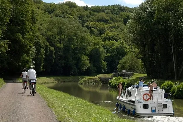 Paysage du Canal du Nivernais en Bourgogne
