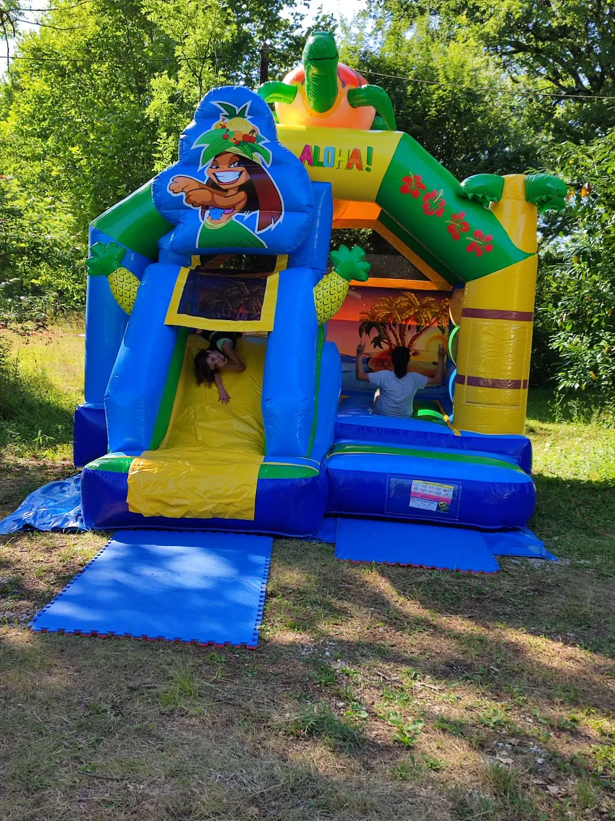 Structure gonflable pour enfants au camping le Pré du Roi