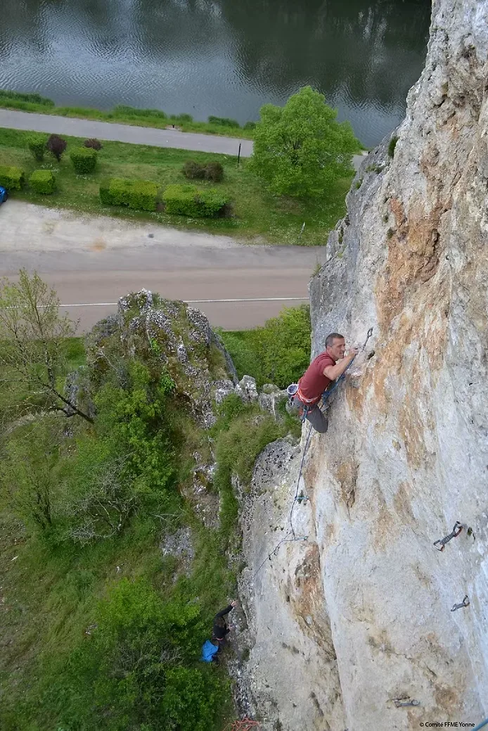 Site d'escalade naturel avec falaises et voies variées