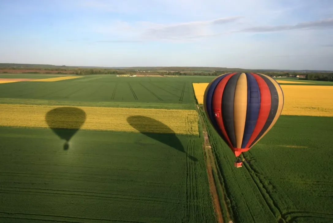Montgolfière au-dessus d’un paysage naturel