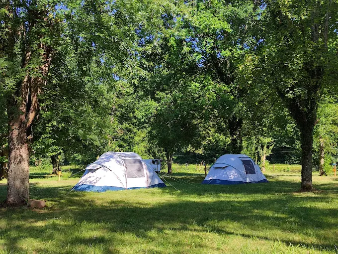Tentes au camping Le Pré du Roi à Mailly-le-Château